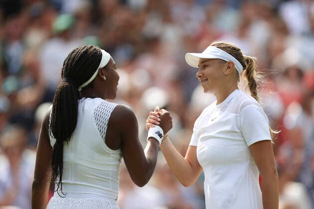 Sport Themen der Woche KW26 Sport Bilder des Tages (220703) -- LONDON, July 3, 2022 -- Amanda Anisimova (R) greets Coco Gauff after the women s singles third round match between Amanda Anisimova and Coco Gauff of the United States at Wimbledon Tennis Championship in London, Britain, on July 2, 2022. ) (SP)BRITAIN-LONDON-TENNIS-WIMBLEDON-WOMEN S SINGLES HanxYan 