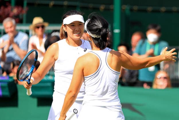 (220703) -- LONDON, July 3, 2022 -- Xu Yifan Yang Zhaoxuan (L) react during the women s doubles second round match between Xu Yifan Yang Zhaoxuan of China and Jule Niemeier Andrea Petkovic of Germany at Wimbledon Tennis Championship in London, Britain, on July 2, 2022. ) (SP)BRITAIN-LONDON-TENNIS-WIMBLEDON-WOMEN S DOUBLES LixYing 