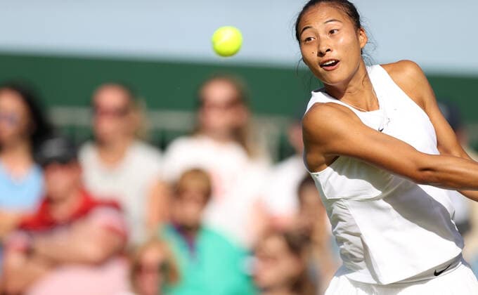 (220703) -- LONDON, July 3, 2022 -- Zheng Qinwen competes during the women s singles third round match between Zheng Qinwen of China and Elena Rybakina of Kazakhstan at Wimbledon Tennis Championship in London, Britain, on July 2, 2022. ) (SP)BRITAIN-LONDON-TENNIS-WIMBLEDON-WOMEN S SINGLES LixYing 
