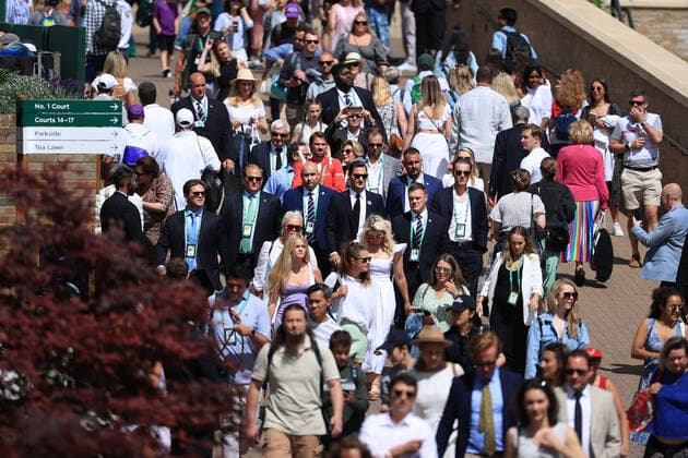 Tennis Wimbledon Tag 7 3. Juli 2022 Tennis Wimbledon Tag 7 Roger Federer C geht durch die Menge Foto Simon Stacpoole Abseits London UK  Copyright: xSimonxStacpoolexOffside