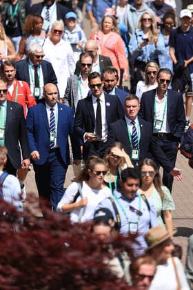 Tennis Wimbledon Tag 7 3. Juli 2022 Tennis Wimbledon Tag 7 Roger Federer C geht durch die Menge Foto Simon Stacpoole Abseits London UK  Copyright: xSimonxStacpoolexOffside