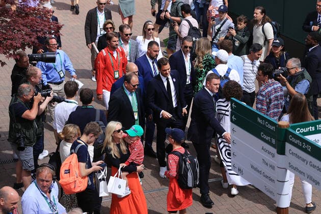Tennis Wimbledon Tag 7 3. Juli 2022 Tennis Wimbledon Tag 7 Roger Federer C geht durch die Menge Foto Simon Stacpoole Abseits London UK  Copyright: xSimonxStacpoolexOffside