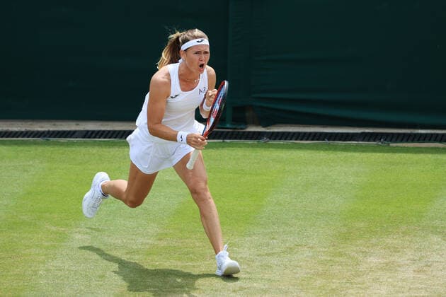 Tennis Wimbledon Tag 7 3. Juli 2022 Tennis Wimbledon Tag 7 Marie Bouzkova CZE jubelt während ihres Achtelfinalspiels im Dameneinzel gegen Caroline Garcia FRA Foto Simon Stacpoole Abseits London UK  Copyright: xSimonxStacpoolexOffside