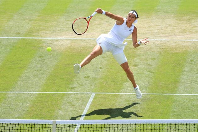 Tennis Wimbledon Tag 7 3. Juli 2022 Tennis Wimbledon Tag 7 Caroline Garcia FRA in Aktion gegen Marie Bouzkova CZE während ihres Achtelfinalspiels im Dameneinzel Foto Simon Stacpoole Offside London UK  Copyright: xSimonxStacpoolexOffside
