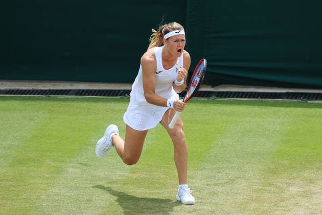 Tennis Wimbledon Tag 7 3. Juli 2022 Tennis Wimbledon Tag 7 Marie Bouzkova CZE jubelt während ihres Achtelfinalspiels im Dameneinzel gegen Caroline Garcia FRA Foto Simon Stacpoole Abseits London UK  Copyright: xSimonxStacpoolexOffside