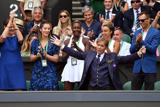 Tennis, Wimbledon, Tag 7, Cliff Richard Auftritt auf der Tribüne Mandatory Credit: Photo by James Veysey Shutterstock (13012856i) Cliff Richard performing on Centre Court Wimbledon Tennis Championships, Day 7, The All England Lawn Tennis and Croquet Club, London, UK - 03 Jul 2022 Wimbledon Tennis Championships, Day 7, The All England Lawn Tennis and Croquet Club, London, UK - 03 Jul 2022 Copyright: xJamesxVeysey Shutterstockx 13012856i