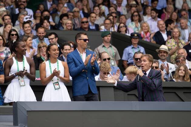 Tennis, Wimbledon, Tag 7, Cliff Richard Auftritt auf der Tribüne Mandatory Credit: Photo by Ella Ling Shutterstock (13012853q) Sir Cliff Richard sings on Centre Court as part of the centenary celebrations Wimbledon Tennis Championships, Day 7, The All England Lawn Tennis and Croquet Club, London, UK - 03 Jul 2022 Wimbledon Tennis Championships, Day 7, The All England Lawn Tennis and Croquet Club, London, UK - 03 Jul 2022 Copyright: xEllaxLing Shutterstockx 13012853q