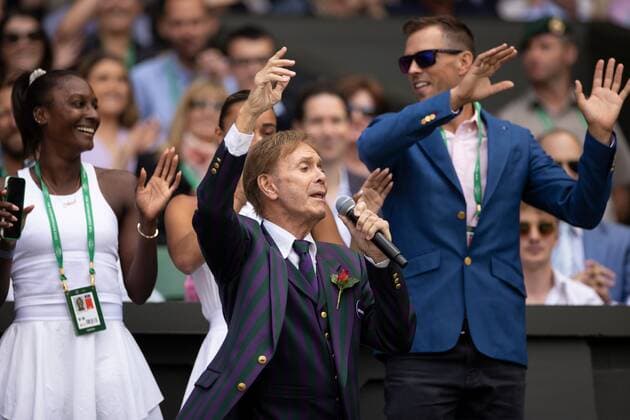 Tennis, Wimbledon, Tag 7, Cliff Richard Auftritt auf der Tribüne Mandatory Credit: Photo by Ella Ling Shutterstock (13012853l) Sir Cliff Richard sings on Centre Court as part of the centenary celebrations Wimbledon Tennis Championships, Day 7, The All England Lawn Tennis and Croquet Club, London, UK - 03 Jul 2022 Wimbledon Tennis Championships, Day 7, The All England Lawn Tennis and Croquet Club, London, UK - 03 Jul 2022 Copyright: xEllaxLing Shutterstockx 13012853l