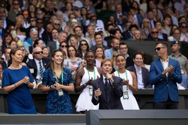 Tennis, Wimbledon, Tag 7, Cliff Richard Auftritt auf der Tribüne Mandatory Credit: Photo by Ella Ling Shutterstock (13012853n) Sir Cliff Richard sings on Centre Court as part of the centenary celebrations Wimbledon Tennis Championships, Day 7, The All England Lawn Tennis and Croquet Club, London, UK - 03 Jul 2022 Wimbledon Tennis Championships, Day 7, The All England Lawn Tennis and Croquet Club, London, UK - 03 Jul 2022 Copyright: xEllaxLing Shutterstockx 13012853n