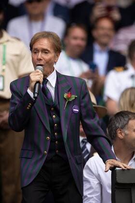 Tennis, Wimbledon, Tag 7, Cliff Richard Auftritt auf der Tribüne Mandatory Credit: Photo by Ella Ling Shutterstock (13012853i) Sir Cliff Richard sings on Centre Court as part of the centenary celebrations Wimbledon Tennis Championships, Day 7, The All England Lawn Tennis and Croquet Club, London, UK - 03 Jul 2022 Wimbledon Tennis Championships, Day 7, The All England Lawn Tennis and Croquet Club, London, UK - 03 Jul 2022 Copyright: xEllaxLing Shutterstockx 13012853i