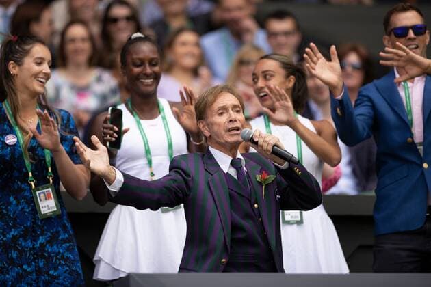 Sport Bilder des Tages Tennis, Wimbledon, Tag 7, Cliff Richard Auftritt auf der Tribüne Mandatory Credit: Photo by Ella Ling Shutterstock (13012853j) Sir Cliff Richard sings on Centre Court as part of the centenary celebrations Wimbledon Tennis Championships, Day 7, The All England Lawn Tennis and Croquet Club, London, UK - 03 Jul 2022 Wimbledon Tennis Championships, Day 7, The All England Lawn Tennis and Croquet Club, London, UK - 03 Jul 2022 Copyright: xEllaxLing Shutterstockx 13012853j