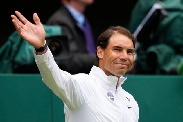 Tennis, Wimbledon, Feier zum 100-Jahr-Jubiläum des Centre Courts Mandatory Credit: Photo by Dave Shopland Shutterstock (13012855f) Rafael Nadal walks onto Centre Court as part of the centenary celebrations Wimbledon Tennis Championships, Day 7, The All England Lawn Tennis and Croquet Club, London, UK - 03 Jul 2022 Wimbledon Tennis Championships, Day 7, The All England Lawn Tennis and Croquet Club, London, UK - 03 Jul 2022 Copyright: xDavexShopland Shutterstockx 13012855f
