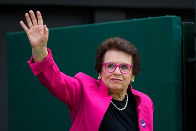 Tennis, Wimbledon, Feier zum 100-Jahr-Jubiläum des Centre Courts Mandatory Credit: Photo by Dave Shopland Shutterstock (13012855h) Billie Jean King walks onto Centre Court as part of the centenary celebrations Wimbledon Tennis Championships, Day 7, The All England Lawn Tennis and Croquet Club, London, UK - 03 Jul 2022 Wimbledon Tennis Championships, Day 7, The All England Lawn Tennis and Croquet Club, London, UK - 03 Jul 2022 Copyright: xDavexShopland Shutterstockx 13012855h