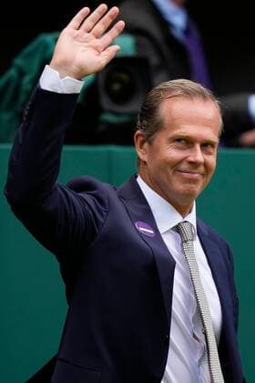 Tennis, Wimbledon, Feier zum 100-Jahr-Jubiläum des Centre Courts Mandatory Credit: Photo by Dave Shopland Shutterstock (13012855i) Stefan Edberg walks onto Centre Court as part of the centenary celebrations Wimbledon Tennis Championships, Day 7, The All England Lawn Tennis and Croquet Club, London, UK - 03 Jul 2022 Wimbledon Tennis Championships, Day 7, The All England Lawn Tennis and Croquet Club, London, UK - 03 Jul 2022 Copyright: xDavexShopland Shutterstockx 13012855i
