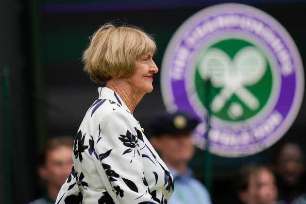 Tennis, Wimbledon, Feier zum 100-Jahr-Jubiläum des Centre Courts Mandatory Credit: Photo by Dave Shopland Shutterstock (13012855e) Margaret Court walks onto Centre Court as part of the centenary celebrations Wimbledon Tennis Championships, Day 7, The All England Lawn Tennis and Croquet Club, London, UK - 03 Jul 2022 Wimbledon Tennis Championships, Day 7, The All England Lawn Tennis and Croquet Club, London, UK - 03 Jul 2022 Copyright: xDavexShopland Shutterstockx 13012855e
