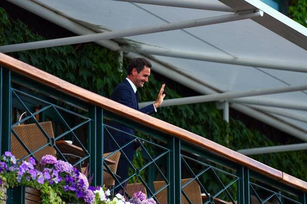 Tennis, Wimbledon, Feier zum 100-Jahr-Jubiläum des Centre Courts Mandatory Credit: Photo by James Veysey Shutterstock (13012857ay) Roger Federer appears on the balcony to wave to fans Wimbledon Tennis Championships, Day 7, The All England Lawn Tennis and Croquet Club, London, UK - 03 Jul 2022 Wimbledon Tennis Championships, Day 7, The All England Lawn Tennis and Croquet Club, London, UK - 03 Jul 2022 Copyright: xJamesxVeysey Shutterstockx 13012857ay
