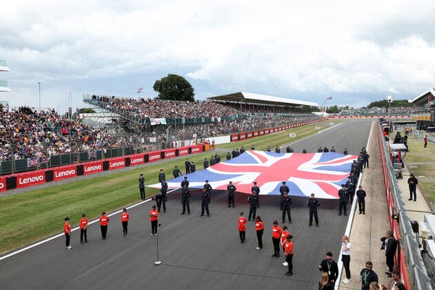 England Flag during the anthem during the Formula 1 Lenovo British Grand Prix 2022, 10th round of the 2022 FIA Formula One World Championship, WM, Weltmeisterschaft on the Silverstone Circuit, from July 1 to 3, 2022 in Silverstone, United Kingdom - F1 - BRITISH GRAND PRIX 2022 - RACE DPPI Panoramic  GOOD0417