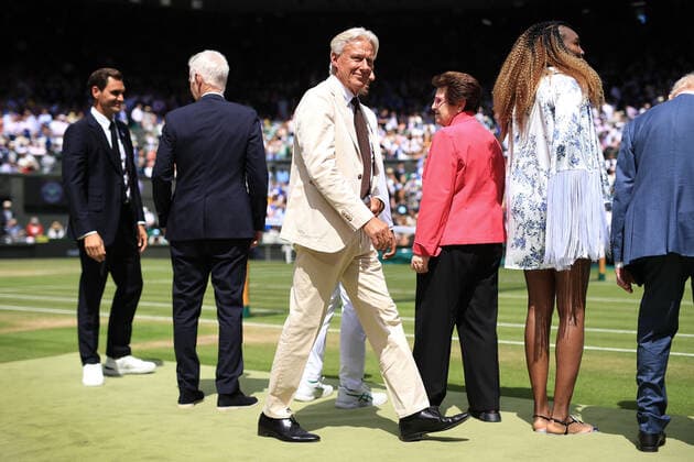 Tennis Wimbledon Tag 7 3. Juli 2022 Tennis Wimbledon Tag 7 Bjorn Borg schaut zu, während sich die ehemaligen Champions auf dem Centre Court versammeln Foto Simon Stacpoole Abseits London UK  Copyright: xSimonxStacpoolexOffside