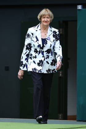 Tennis Wimbledon Tag 7 3. Juli 2022 Tennis Wimbledon Tag 7 Margaret Court betritt den Centre Court während einer Zeremonie zum 100-jährigen Bestehen des Platzes Foto Simon Stacpoole Offside London UK  Copyright: xSimonxStacpoolexOffside