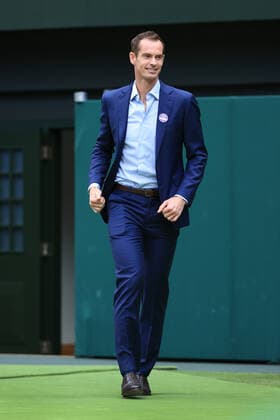 Tennis Wimbledon Tag 7 3. Juli 2022 Tennis Wimbledon Tag 7 Andy Murray lächelt, als er den Centre Court betritt Foto Simon Stacpoole Abseits London UK  Copyright: xSimonxStacpoolexOffside