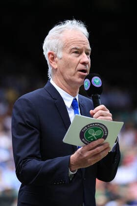 Tennis Wimbledon Tag 7 3. Juli 2022 Tennis Wimbledon Tag 7 Fernsehmoderator John McEnroe hält das Mikrofon Foto Simon Stacpoole Abseits London UK  Copyright: xSimonxStacpoolexOffside