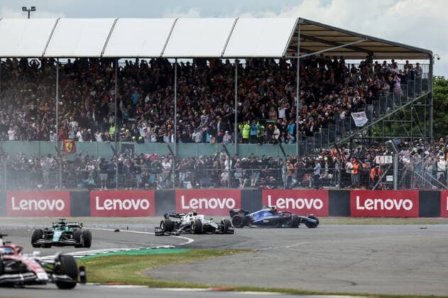 start of the race, depart, crash, accident, 10 GASLY Pierre (fra), Scuderia AlphaTauri AT03, action 23 ALBON Alexander (tha), Williams Racing FW44, action during the Formula 1 Lenovo British Grand Prix 2022, 10th round of the 2022 FIA Formula One World Championship, WM, Weltmeisterschaft on the Silverstone Circuit, from July 1 to 3, 2022 in Silverstone, United Kingdom - F1 - BRITISH GRAND PRIX 2022 - RACE DPPI Panoramic GOOD0543