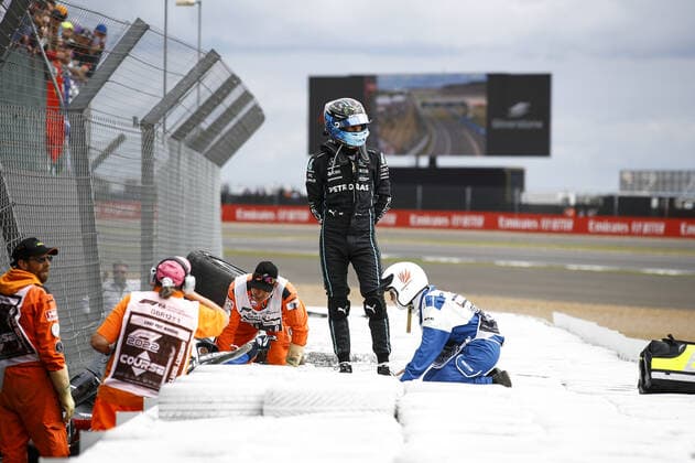 RUSSELL George (gbr), Mercedes AMG F1 Team W13, portrait near of ZHOU Guanyu (chi), Alfa Romeo F1 Team ORLEN C42, portrait after crash, accident, during the Formula 1 Lenovo British Grand Prix 2022, 10th round of the 2022 FIA Formula One World Championship, WM, Weltmeisterschaft on the Silverstone Circuit, from July 1 to 3, 2022 in Silverstone, United Kingdom - F1 - BRITISH GRAND PRIX 2022 - RACE DPPI Panoramic _B3_9088