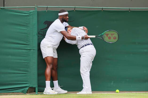 Sport Themen der Woche KW26 Sport Bilder des Tages American Frances Tiafoe and a line judge pictured during a tennis match between Belgian Goffin and US Tiafoe in the fourth round of the men s singles tournament at the 2022 Wimbledon grand slam tennis tournament at the All England Tennis Club, in south-west London, Britain, Sunday 03 July 2022. BENOITxDOPPAGNE  x36974808x