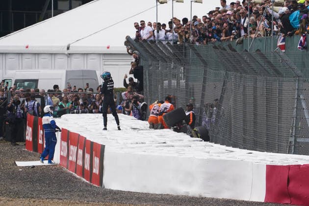 FORMULA 1 LENOVO BRITISH GRAND PRIX 2022, 03 07 2022 George Russell assists Guanyu Zhou 24 (CHI), Alfa Romeo C42 after crash during the FORMULA 1 LENOVO BRITISH GRAND PRIX at Silverstone Circuit, Silverstone, United Kingdom on 3 July 2022 Editorial Use Only Copyright: xEleanorxHoadx ESM-0560-0023