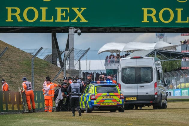 People storm the track, British Grand Prix, Silverstone, motorsport, Formula 1, British Grand Prix, Silverstone, motorsport, Formula 1 Towcester Copyright: xEibner-Pressefotox