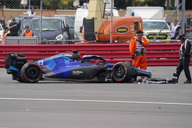 FORMULA 1 LENOVO BRITISH GRAND PRIX 2022, 03 07 2022 Alex Albon 23 (GBR), Williams FW43B damage after Guanyu Zhou 24 (CHI), Alfa Romeo C42 crash during the FORMULA 1 LENOVO BRITISH GRAND PRIX at Silverstone Circuit, Silverstone, United Kingdom on 3 July 2022 Editorial Use Only Copyright: xEleanorxHoadx ESM-0560-0026