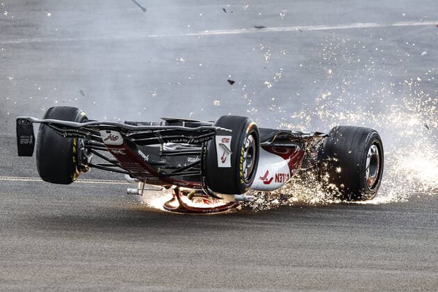 Bilder des Jahres 2022, Sport 07 Juli Sport Themen der Woche KW26 Sport Bilder des Tages 24 ZHOU Guanyu (chi), Alfa Romeo F1 Team ORLEN C42, action start of the race, depart, crash, accident, during the Formula 1 Lenovo British Grand Prix 2022, 10th round of the 2022 FIA Formula One World Championship, WM, Weltmeisterschaft on the Silverstone Circuit, from July 1 to 3, 2022 in Silverstone, United Kingdom - F1 - BRITISH GRAND PRIX 2022 - RACE DPPI Panoramic  00122025__R5_7450