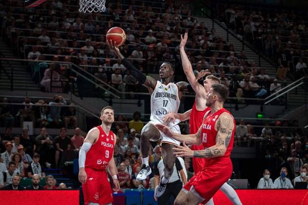 Bilder des Jahres 2022, Sport 07 Juli Sport Themen der Woche KW26 Sport Bilder des Tages Basketball Bremen 03.07.2022 FIBA Basketball Worldcup European Qualifiers Triathlon Deutschland (GER) - Polen (POL) Dennis Schröder Schroeder (Deutschland, No.17) Schröder Schroder *** Basketball Bremen 03 07 2022 FIBA Basketball Worldcup European Qualifiers Triathlon Germany GER Poland POL Dennis Schröder Schroeder Germany, No 17 Schröder Schroder