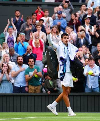 Mandatory Credit: Photo by Javier Garcia Shutterstock (13012857hr) Carlos Alcaraz waves to the crowd after defeat in his fourth round match Wimbledon Tennis Championships, Day 7, The All England Lawn Tennis and Croquet Club, London, UK - 03 Jul 2022 Wimbledon Tennis Championships, Day 7, The All England Lawn Tennis and Croquet Club, London, UK - 03 Jul 2022  Copyright: xJavierxGarcia Shutterstockx 13012857hr