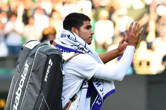 Mandatory Credit: Photo by James Veysey Shutterstock (13012856fz) Carlos Alcaraz waves to the crowd after defeat in his fourth round match Wimbledon Tennis Championships, Day 7, The All England Lawn Tennis and Croquet Club, London, UK - 03 Jul 2022 Wimbledon Tennis Championships, Day 7, The All England Lawn Tennis and Croquet Club, London, UK - 03 Jul 2022  Copyright: xJamesxVeysey Shutterstockx 13012856fz