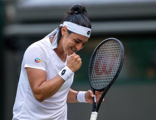 Mandatory Credit: Photo by Ella Ling Shutterstock (13012853gg) Ons Jabeur celebrates victory in her fourth round match Wimbledon Tennis Championships, Day 7, The All England Lawn Tennis and Croquet Club, London, UK - 03 Jul 2022 Wimbledon Tennis Championships, Day 7, The All England Lawn Tennis and Croquet Club, London, UK - 03 Jul 2022  Copyright: xEllaxLing Shutterstockx 13012853gg