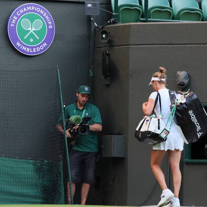Belgian Elise Mertens leaves after losing a tennis match between Belgian Mertens and Tunisian Jabeur, in the fourth round of the women s singles tournament at the 2022 Wimbledon grand slam tennis tournament at the All England Tennis Club, in south-west London, Britain, Sunday 03 July 2022. BENOITxDOPPAGNE  x36980083x