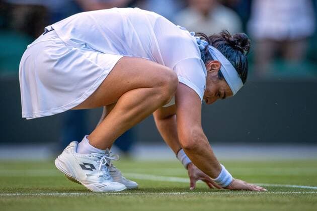Mandatory Credit: Photo by Ella Ling Shutterstock (13012853hr) Ons Jabeur celebrates victory in her fourth round match Wimbledon Tennis Championships, Day 7, The All England Lawn Tennis and Croquet Club, London, UK - 03 Jul 2022 Wimbledon Tennis Championships, Day 7, The All England Lawn Tennis and Croquet Club, London, UK - 03 Jul 2022  Copyright: xEllaxLing Shutterstockx 13012853hr