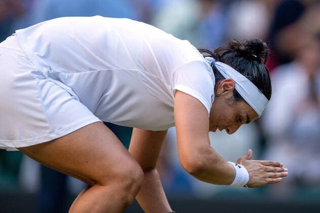 Mandatory Credit: Photo by Ella Ling Shutterstock (13012853ii) Ons Jabeur celebrates victory in her fourth round match Wimbledon Tennis Championships, Day 7, The All England Lawn Tennis and Croquet Club, London, UK - 03 Jul 2022 Wimbledon Tennis Championships, Day 7, The All England Lawn Tennis and Croquet Club, London, UK - 03 Jul 2022  Copyright: xEllaxLing Shutterstockx 13012853ii