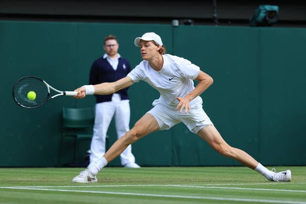 Tennis Wimbledon Tag 7 3. Juli 2022 Tennis Wimbledon Tag 7 Jannik Sinner ITA streckt sich nach dem Ball gegen Carlos Alcaraz ESP während des Achtelfinales im Herreneinzel Foto Simon Stacpoole Offside London UK  Copyright: xSimonxStacpoolexOffside