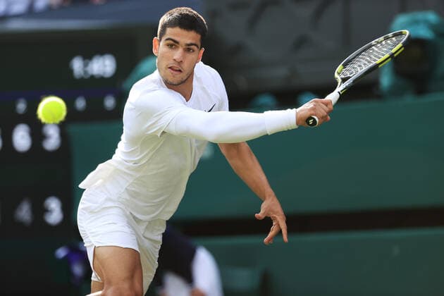 Tennis Wimbledon Tag 7 3. Juli 2022 Tennis Wimbledon Tag 7 Carlos Alcaraz ESP in Aktion gegen Jannik Sinner ITA während des Achtelfinales im Herreneinzel Foto Simon Stacpoole Offside London UK  Copyright: xSimonxStacpoolexOffside