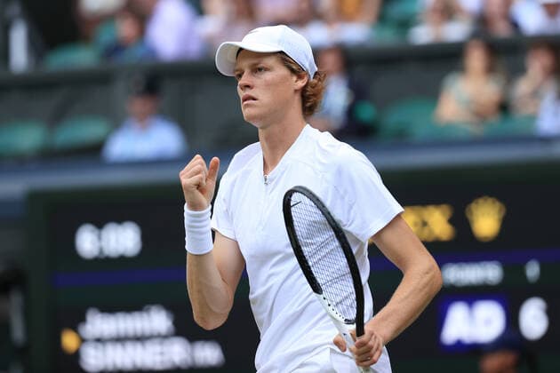 Tennis Wimbledon Tag 7 3. Juli 2022 Tennis Wimbledon Tag 7 Jannik Sinner ITA jubelt während seines Achtelfinalspiels im Herreneinzel gegen Carlos Alcaraz ESP Foto Simon Stacpoole Offside London UK  Copyright: xSimonxStacpoolexOffside