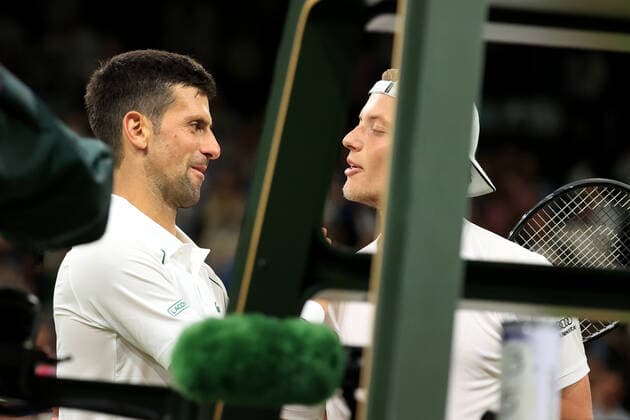Tennis Wimbledon Tag 7 3. Juli 2022 Tennis Wimbledon Tag 7 Herreneinzel Achtelfinale Novak Djokovic SRB v Tim Van Rijthoven NED Novak Djokovic tröstet van Rijthoven nach dem Vier-Satz-Sieg Foto Simon Stacpoole Abseits London UK  Copyright: xSimonxStacpoolexOffside