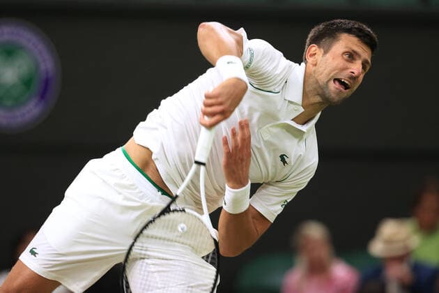 Tennis Wimbledon Tag 7 3. Juli 2022 Tennis Wimbledon Tag 7 Herreneinzel Achtelfinale Novak Djokovic SRB gegen Tim Van Rijthoven NED Djokovic schlägt auf Foto Simon Stacpoole Abseits London UK  Copyright: xSimonxStacpoolexOffside