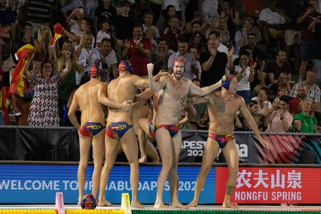 Bilder des Jahres 2022, Sport 07 Juli Sport Themen der Woche KW26 Sport Bilder des Tages (220704) -- BUDAPEST, July 4, 2022 -- Members of team Spain celebrate their victory after the Men s Waterpolo Final between Italy and Spain at the 19th FINA World Championships in Budapest, Hungary on July 3, 2022. (Photo by Xinhua) (SP)HUNGARY-BUDAPEST-FINA WORLD CHAMPIONSHIPS Water polo, Wasserball AttilaxVolgyi 