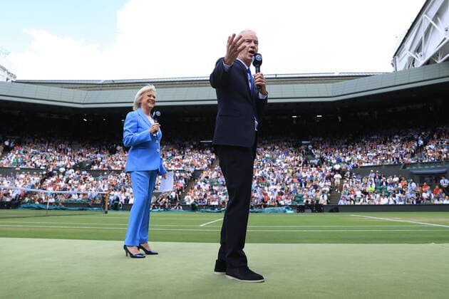 Tennis Wimbledon Tag 7 3. Juli 2022 Tennis Wimbledon Tag 7 Die Fernsehmoderatoren Sue Barker und John McEnroe arbeiten auf dem Centre Court Foto Simon Stacpoole Abseits London UK  Copyright: xSimonxStacpoolexOffside