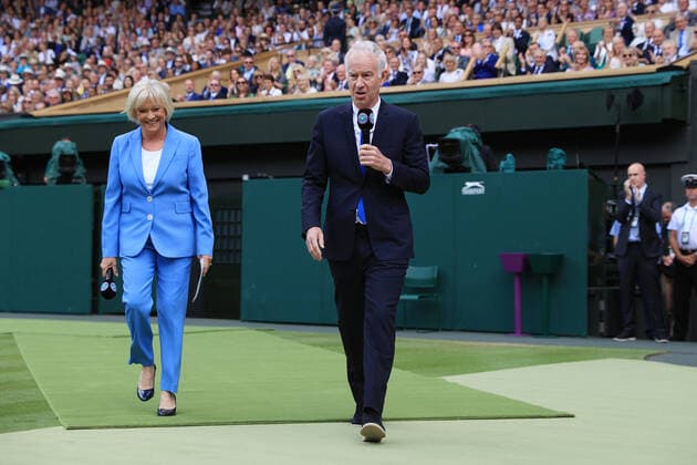Tennis Wimbledon Tag 7 3. Juli 2022 Tennis Wimbledon Tag 7 Die Fernsehmoderatoren John McEnroe und Sue Barker betreten den Centre Court Foto Simon Stacpoole Abseits London UK  Copyright: xSimonxStacpoolexOffside