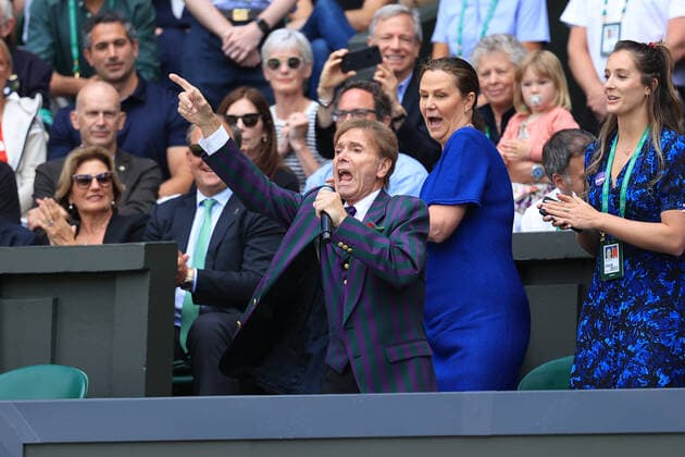 Tennis Wimbledon Tag 7 3. Juli 2022 Tennis Wimbledon Tag 7 Sir Cliff Richard singt aus dem Publikum auf dem Centre Court Foto Simon Stacpoole Abseits London UK  Copyright: xSimonxStacpoolexOffside