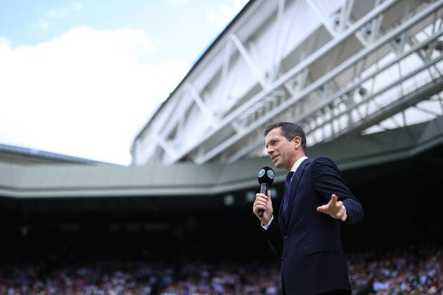Tennis Wimbledon Tag 7 3. Juli 2022 Tennis Wimbledon Tag 7 Tim Henman hält ein Mikrofon auf dem Centre Court Foto Simon Stacpoole Abseits London UK  Copyright: xSimonxStacpoolexOffside