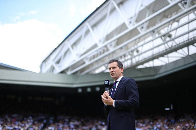Tennis Wimbledon Tag 7 3. Juli 2022 Tennis Wimbledon Tag 7 Tim Henman hält ein Mikrofon auf dem Centre Court Foto Simon Stacpoole Abseits London UK  Copyright: xSimonxStacpoolexOffside